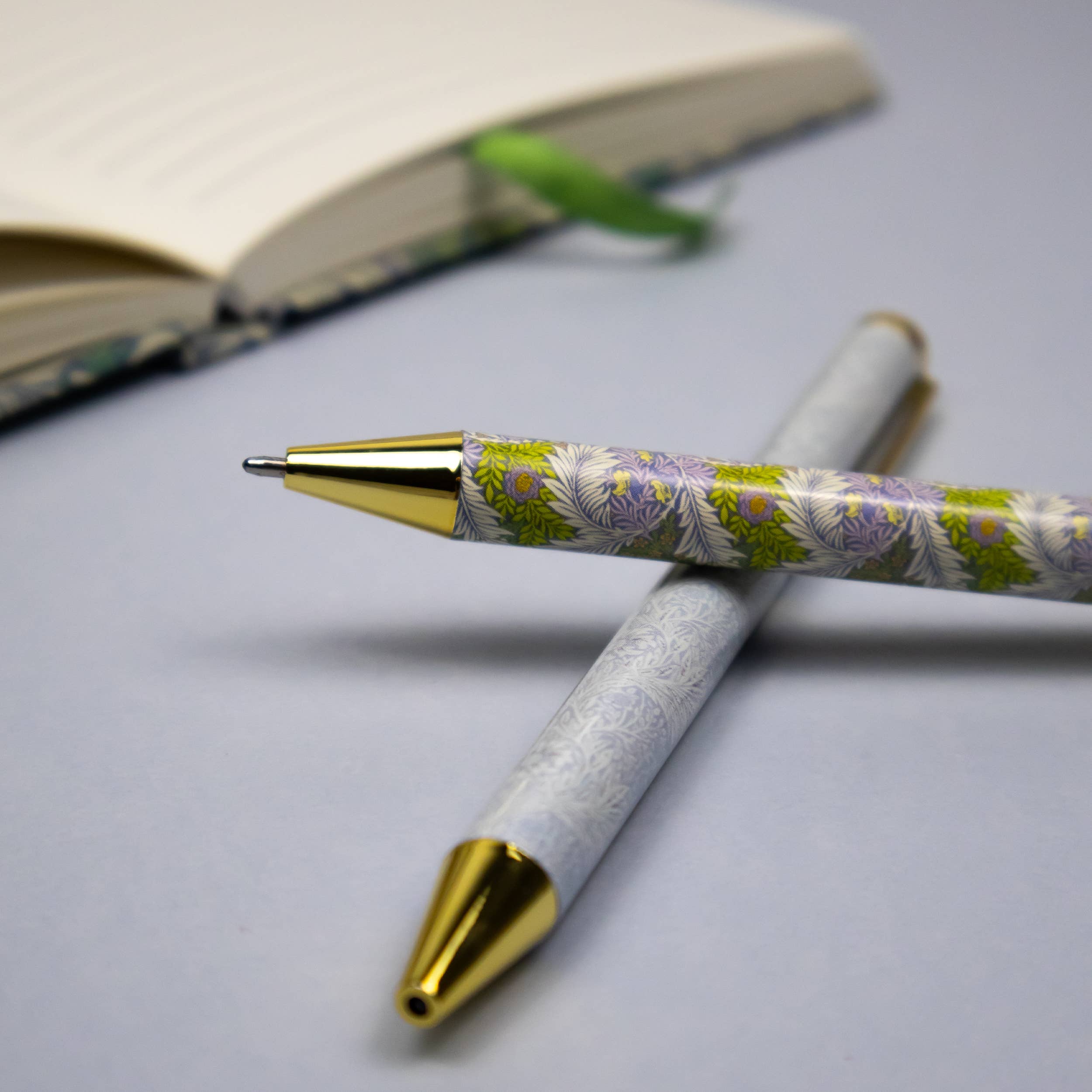 Robert Frederick Ltd – Großhandel Stift – William Morris Kugelschreiber in gemischtem Design im Geschenkset – 3er-Set4