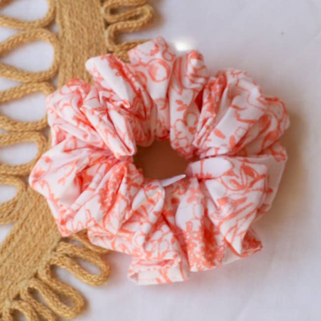 Chouchou floral à la pêche pour la vente par Wild Rose Accessories