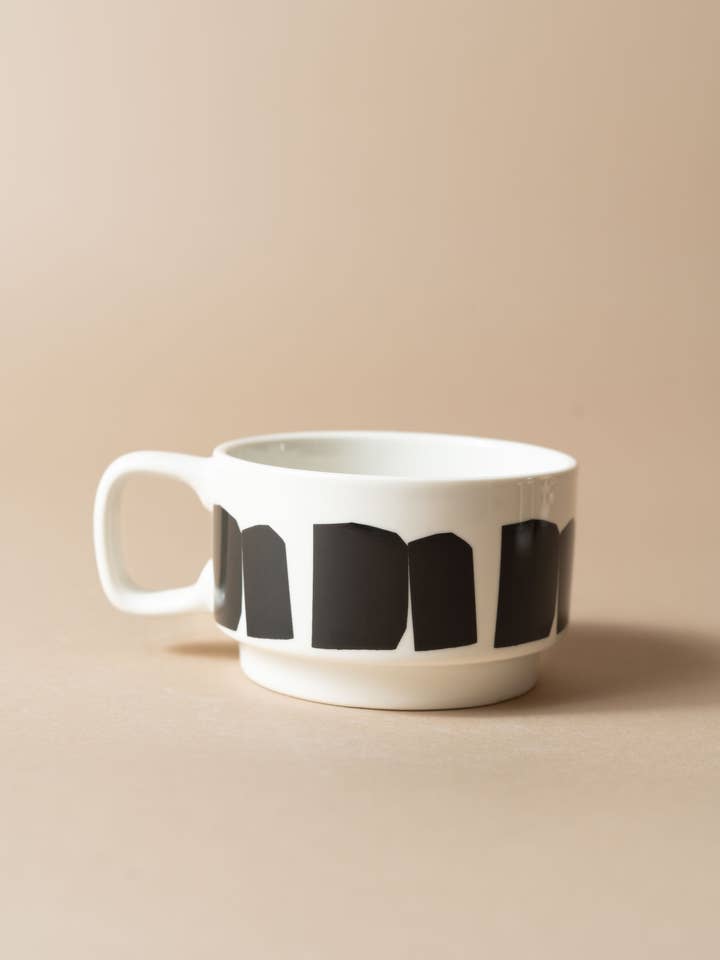 Sisi krus i hvid keramik med sort grafisk design for engroshandel hos Sisi, house of style BV