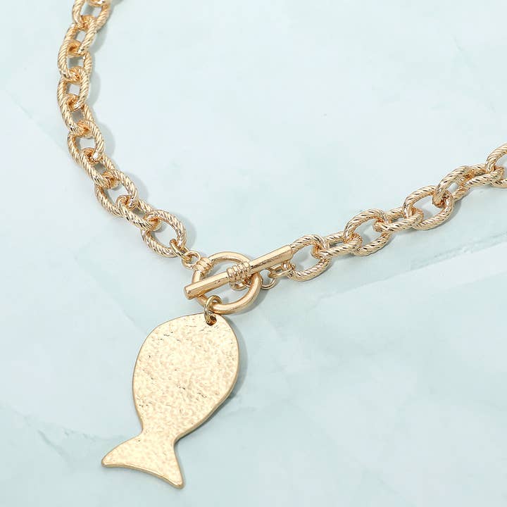 Halskette mit Fischanhänger aus gebürstetem Metall und Knebelverschluss für den Großhandel von Sensibling Corp.