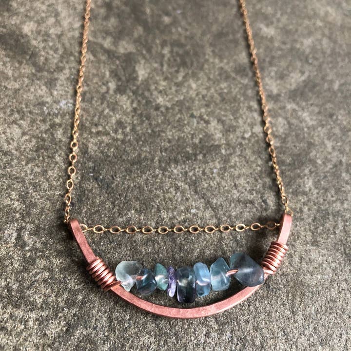 Arc de cuivre mat avec cristal de fluorite pour la vente par Kate Stephen Jewelry