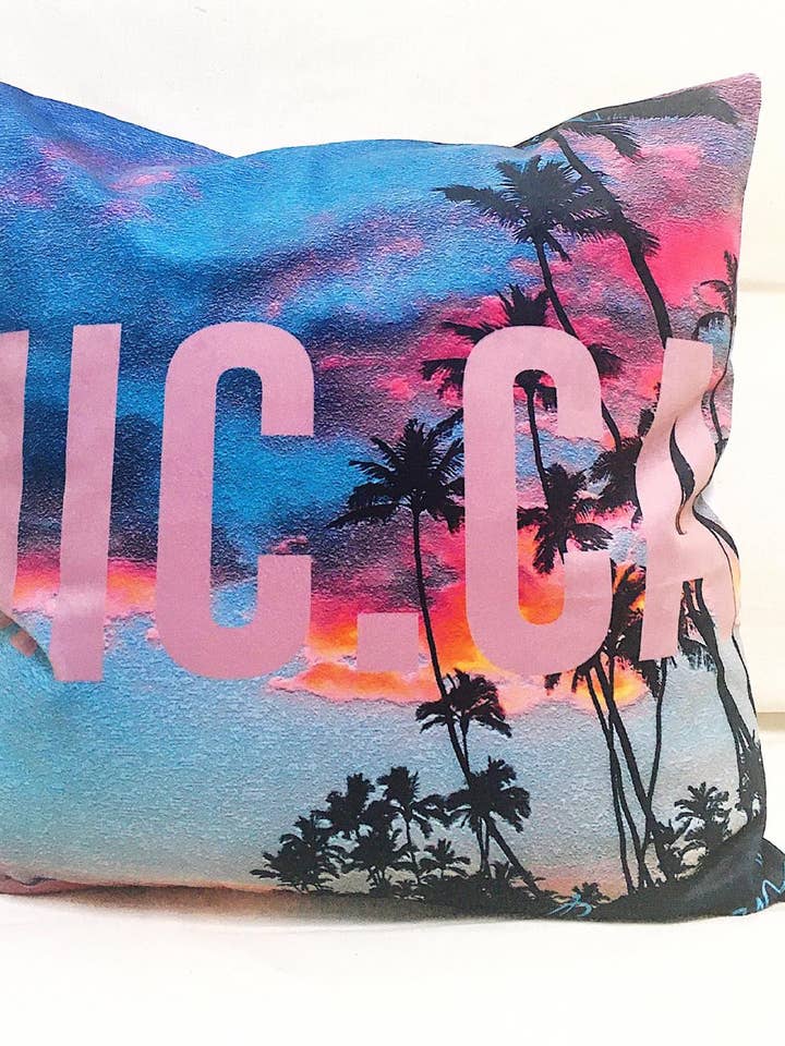 Coussin NIC.CA beach pour la vente par Nicole Cavallaro