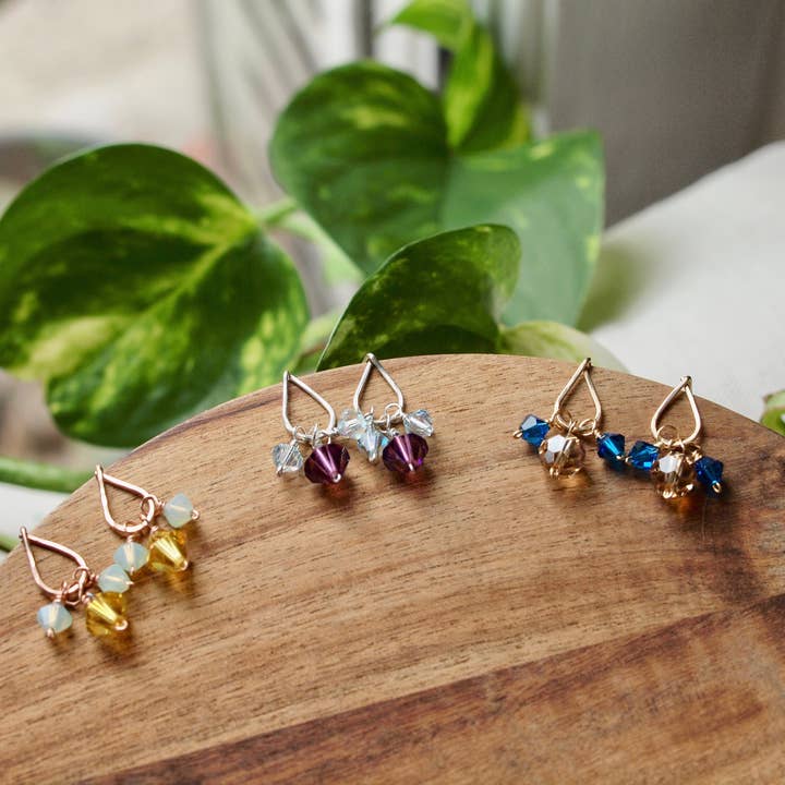 Siebijoux – Großhandel Ohrhänger – Silberne Regentropfen-Ohrstecker mit Lila und Aquamarin2