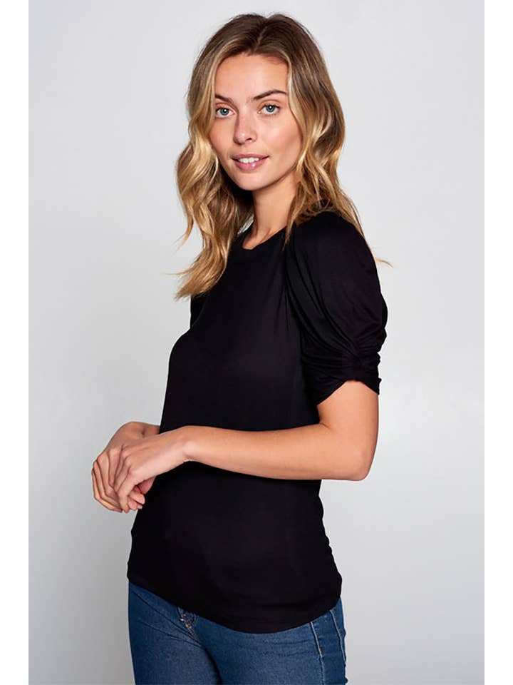 Haut uni à manches courtes avec manches froncées pour la vente par Renee C.