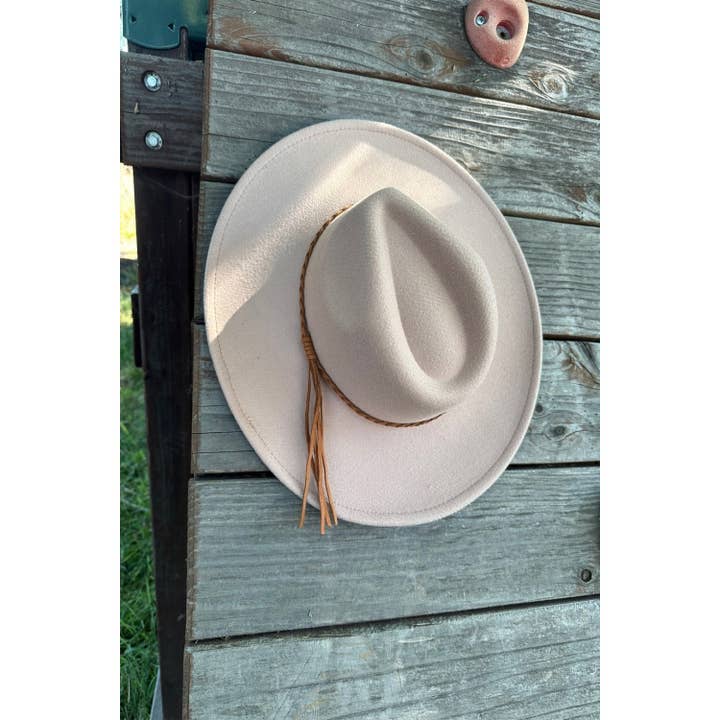 Chapeau Primium classique en feutre à large bord avec pompon tressé pour la vente par One and Only Accessories