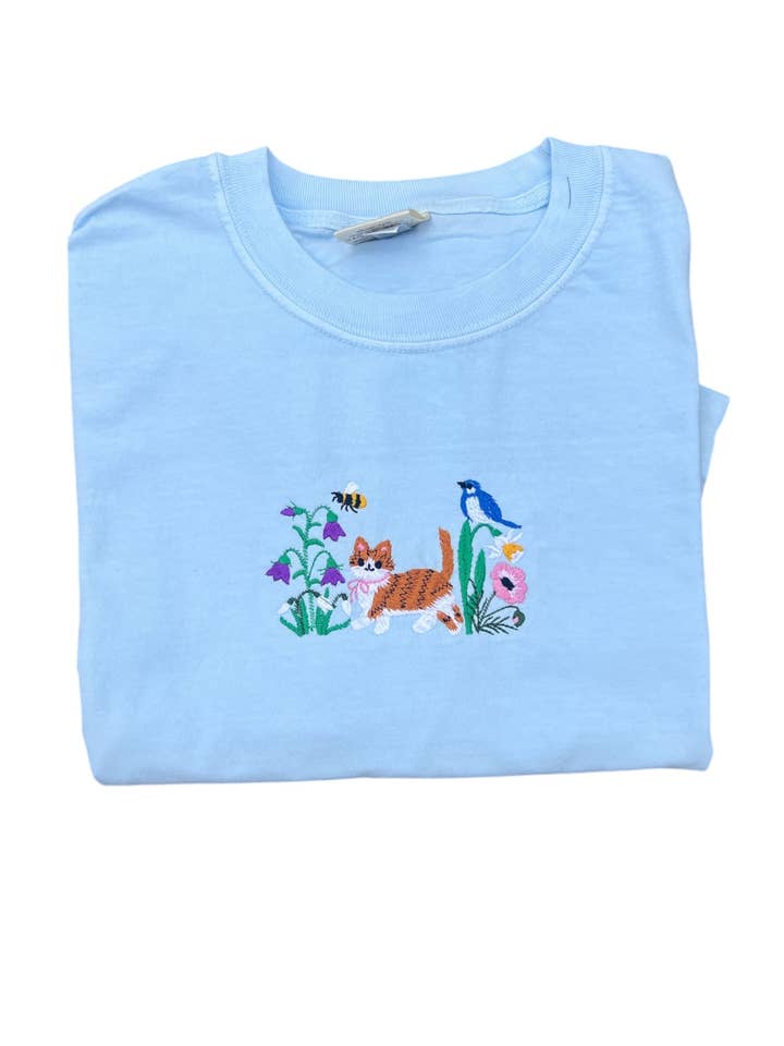 T-shirt de printemps brodé avec chat et fleurs pour la vente par Amanda Rose Thread Co
