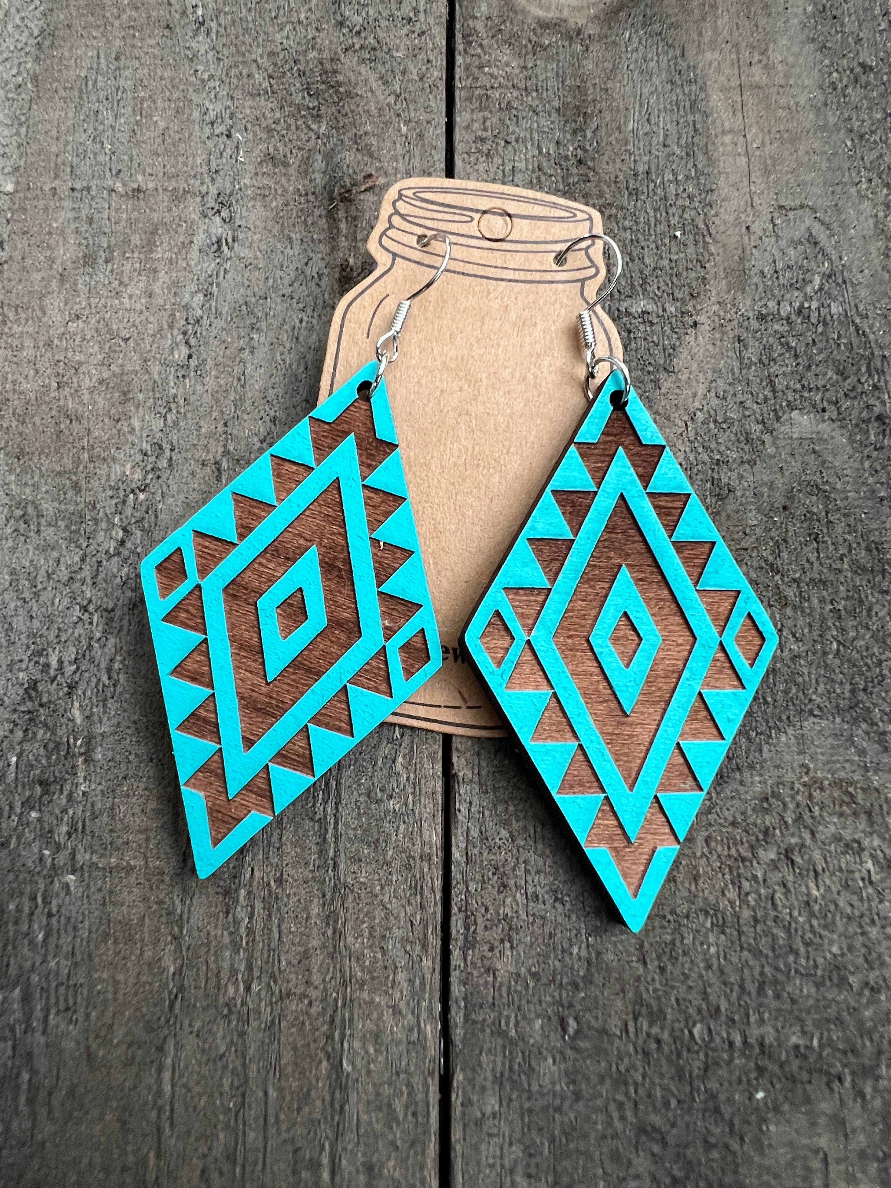 Jill's Jewels - Venta al por mayor Pendientes colgantes - Pendientes de madera pintados a mano con grabado occidental azteca turquesa