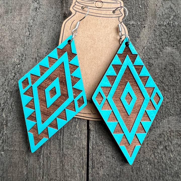 Jill's Jewels - Venta al por mayor Pendientes colgantes - Pendientes de madera pintados a mano con grabado occidental azteca turquesa0