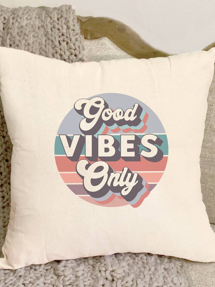Good Vibes Only Taie d'oreiller SANS INSERT pour la vente par Cali Boutique Wholesale