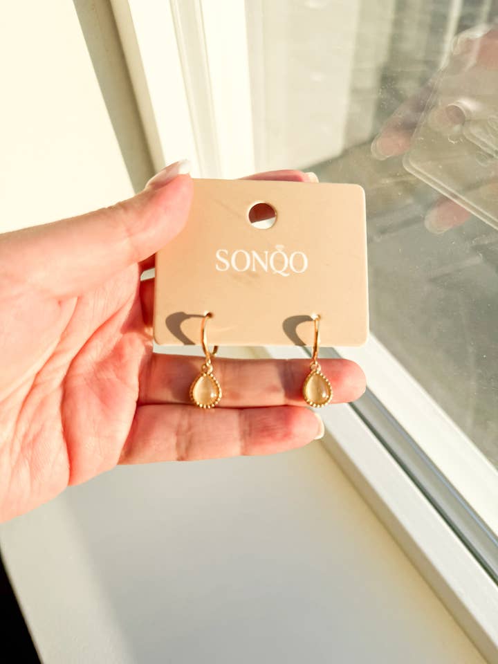 Champagne cat eye earrings for wholesale by Sonqo