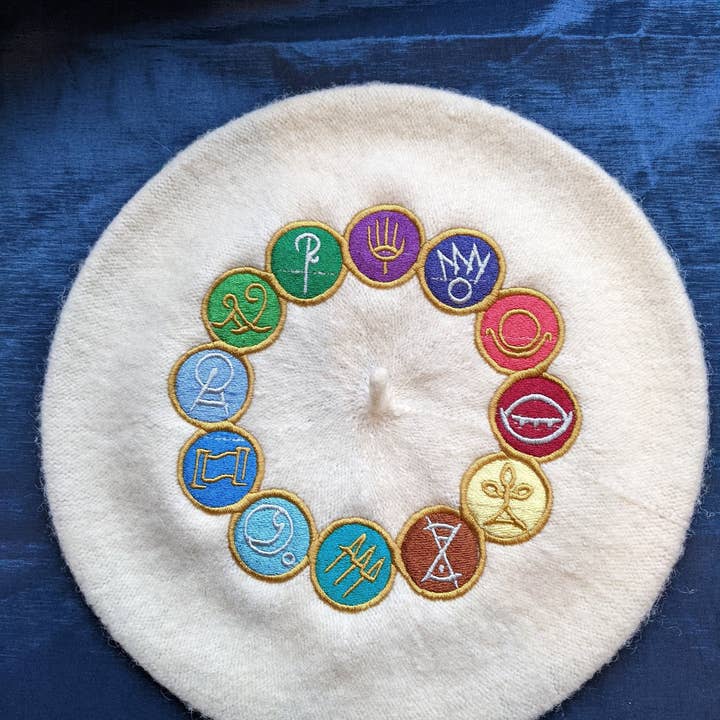 Final Fantasy XIV Le Béret des Douze | Brodé | Mélange Acrylique/Laine | Diamètre 11" pour la vente par Mamukeeto