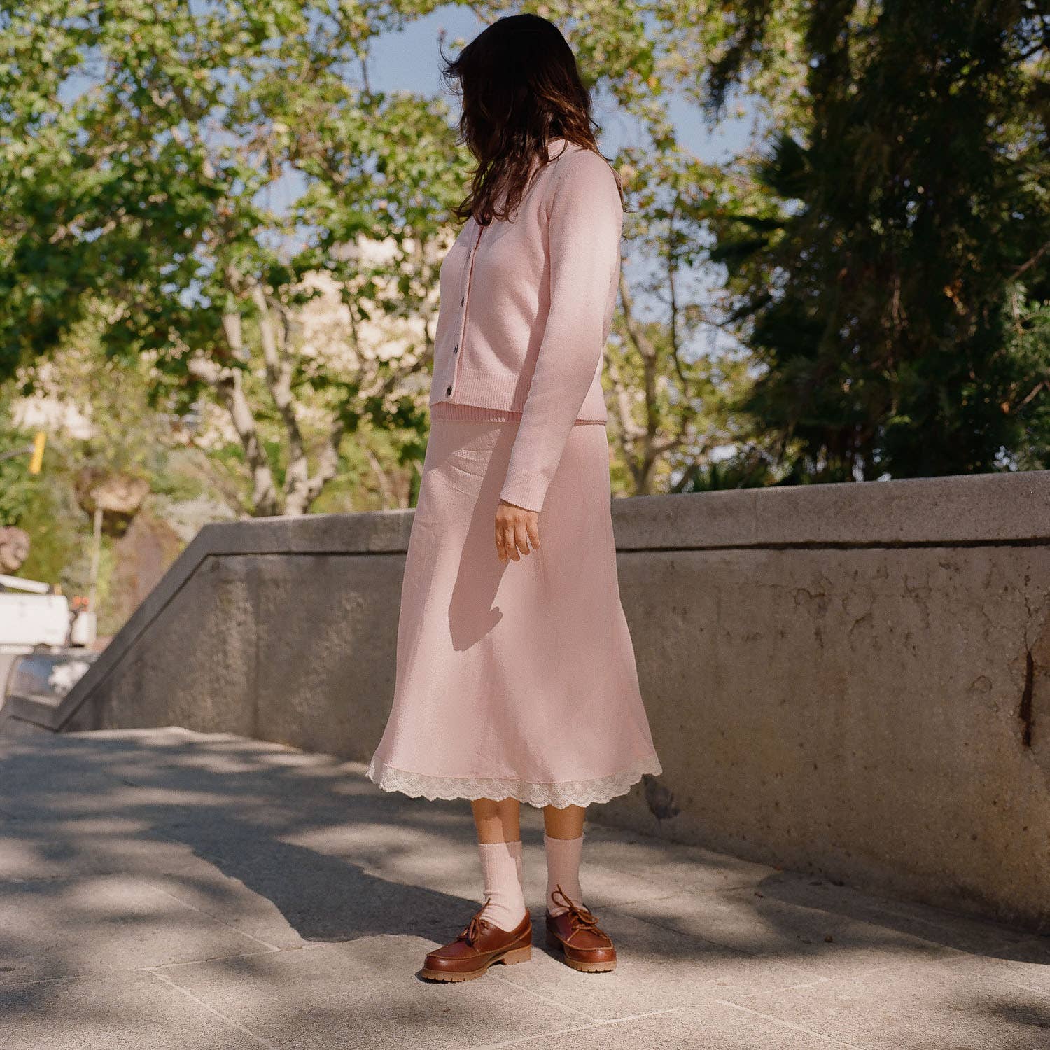 brun Tefer flats i brun rustik stil for engroshandel på Faire6