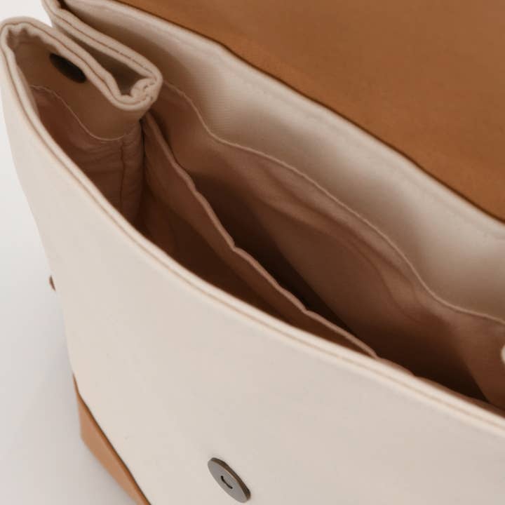 Reliée Studio - Wholesale Backpack - Women's - WATERPROOF light backpack in black - Mel4