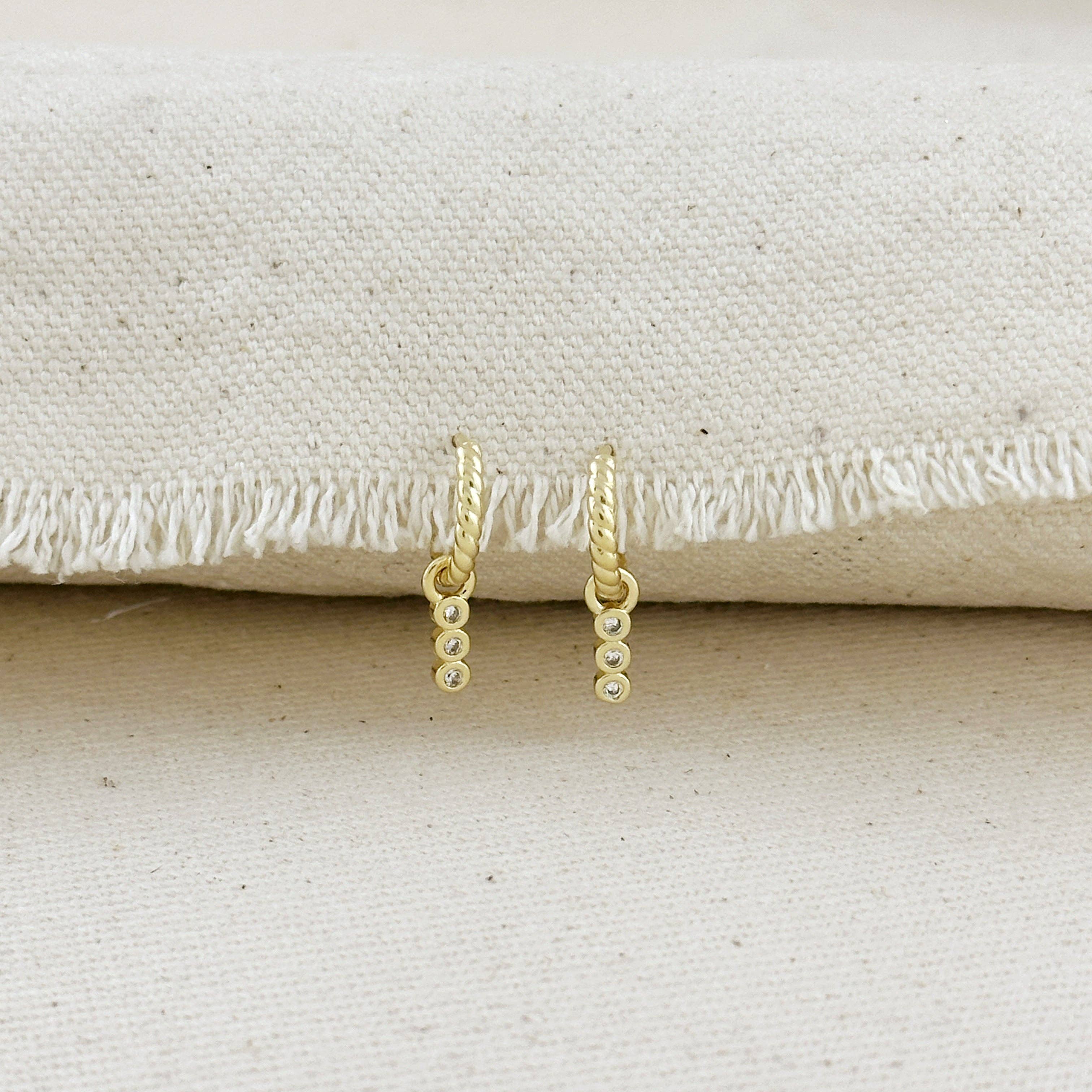 GoldFi - Vente Petits anneaux - Mini-créoles torsadées remplies d'or 18 carats avec breloque en zircone cubique4