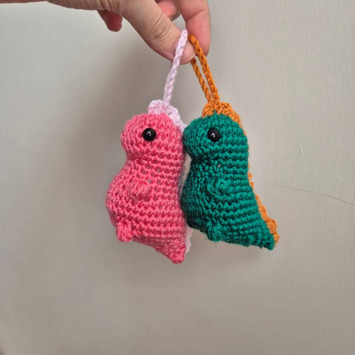 Handgefertigter gehäkelter Dinosaurier-Schlüsselanhänger / Taschenanhänger für den Großhandel von despinacrafting