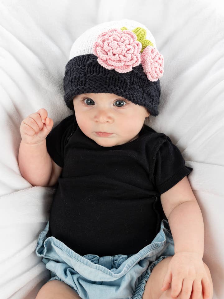 Bonnet fleuri pour bébé (0-6 mois), blanc/noir/rose pâle pour la vente par Funky Junque
