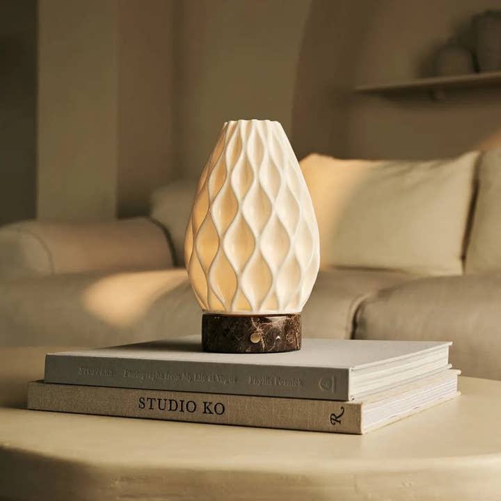 Tavellio - Wholesale Accent/desk lamp - Vela Marble Cordless Table Lamp in 3D-Printed Porcelain – Rechargeable, Dimmable & Up to 100 Hours of Light2