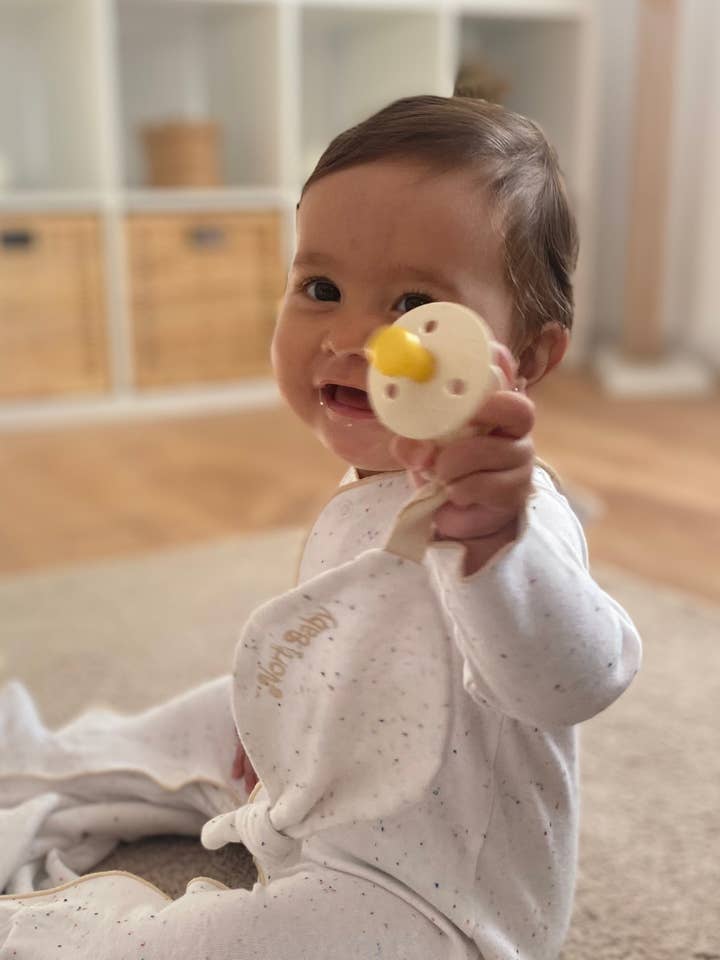 PORTACHUPETES ORGÁNICO GLOBO BLANCO LECHE for wholesale by North Baby