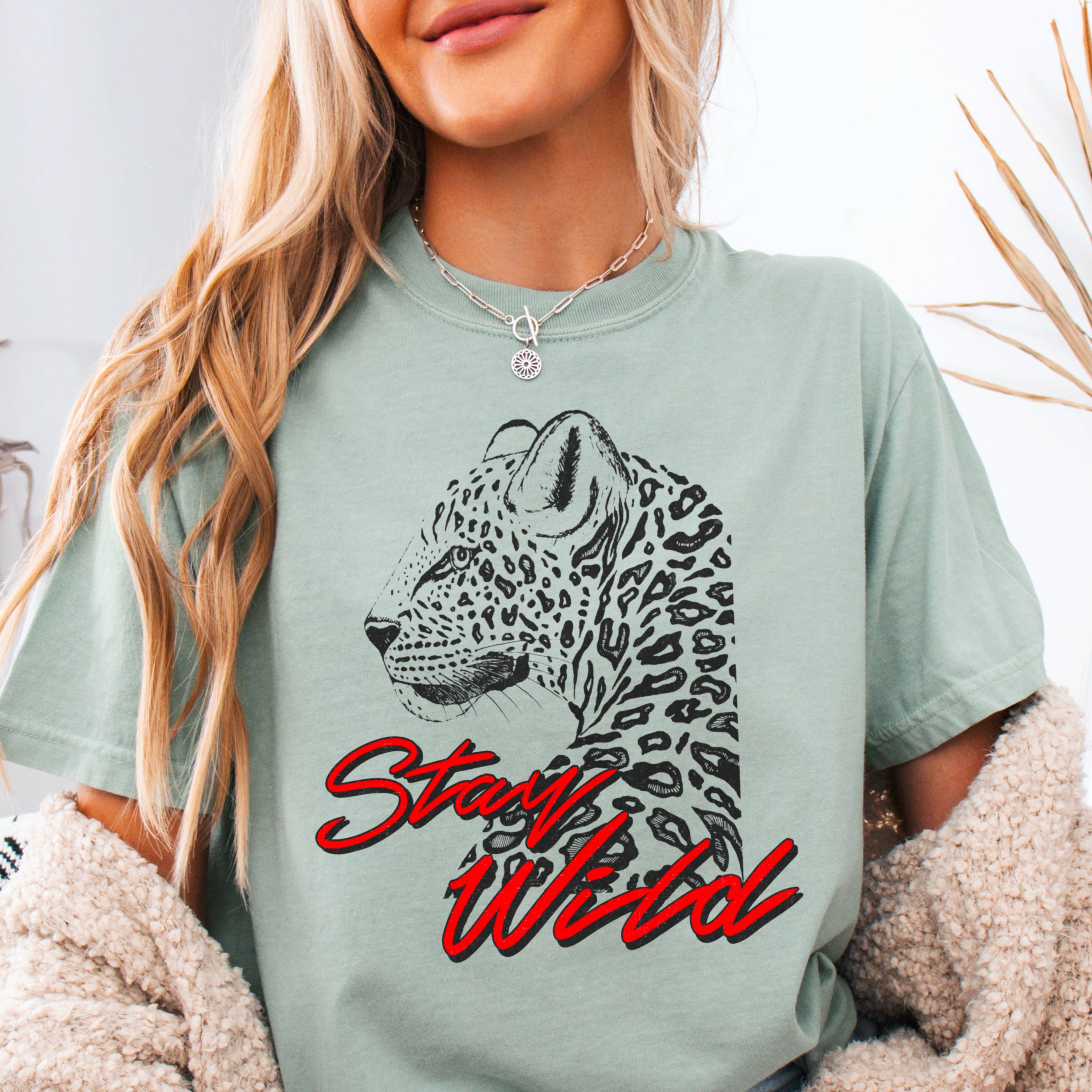 Shoppe SHC - Vendita all'ingrosso Tunica - Donna - Maglietta Grafica Retro Grunge Stay Wild | Comfort Color15
