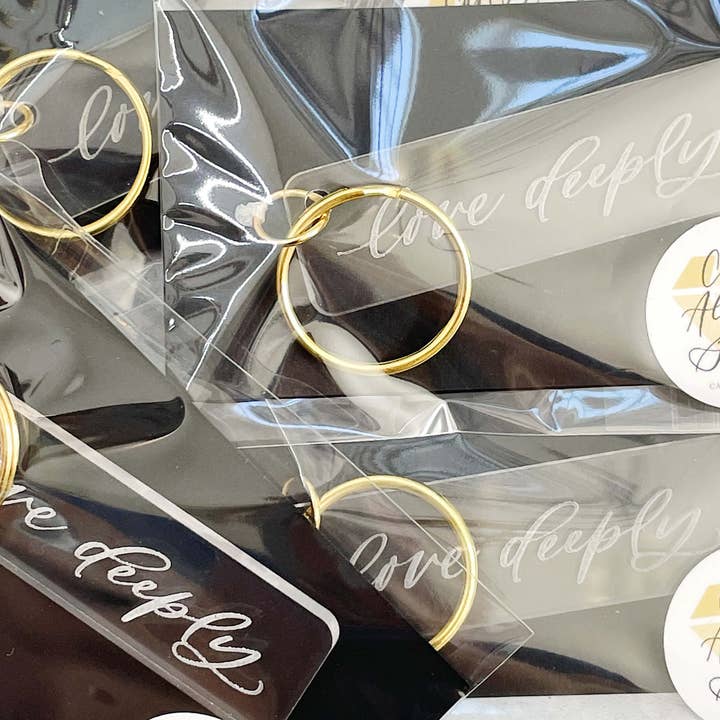 Portachiavi in acrilico «Love deeply» per la vendita all'ingrosso da parte di Carly Allred Studio