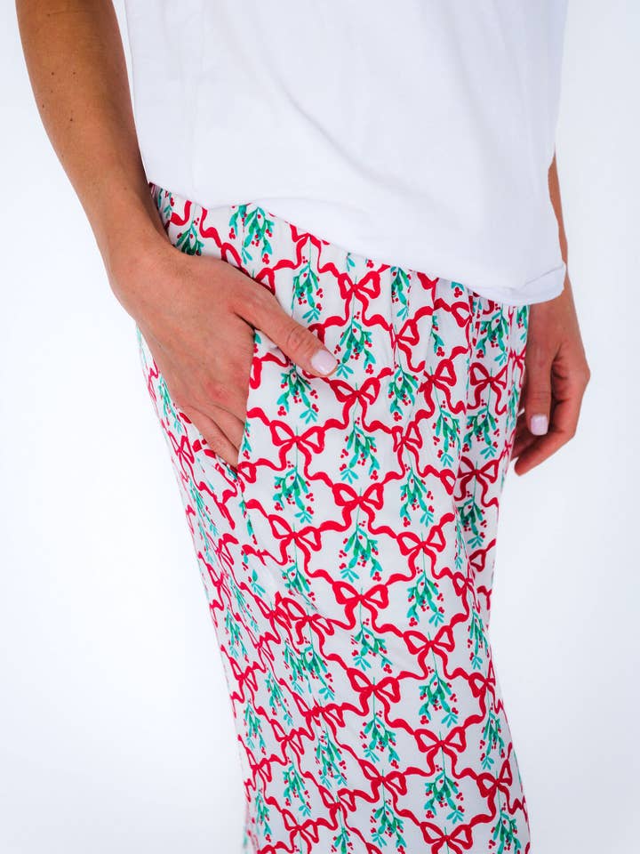 Pantaloni del pigiama SoftSnooze™ in viscosa di bambù per adulti Carol of the Bows per la vendita all'ingrosso da parte di RuffleButts + RuggedButts