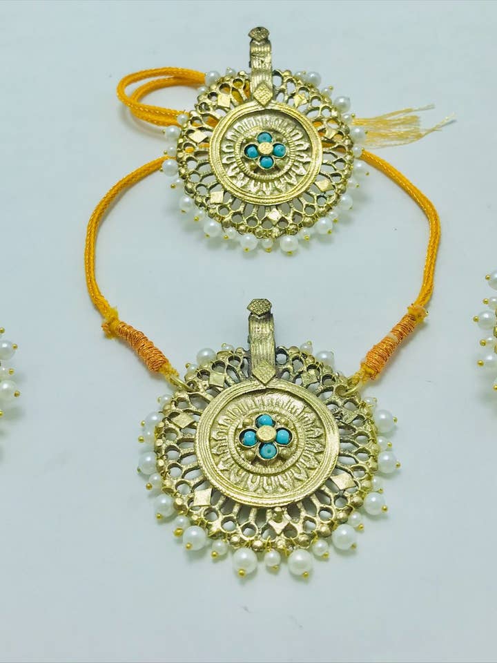 Parure de bijoux Afghani avec perles et grand motif doré pour la vente par vintarust
