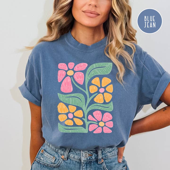 T-shirt Conforto Cores® Flor Subtil Fuck Trump por atacado de CindyL Boutique