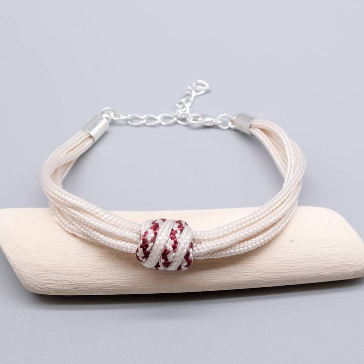 Bordeaux og beige armbånd med spiralnøgle i paracord for engroshandel hos La Fabrique du Noeud