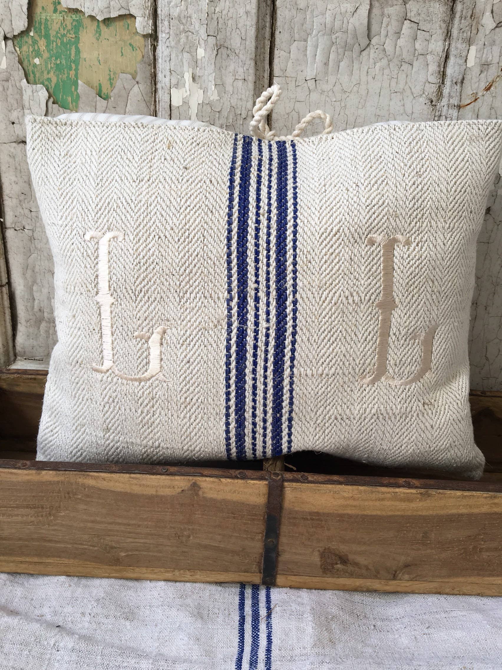 DunnByDesigns - Vente Housse de coussin - Housse de coussin Grain Sack Monogram Grain Sack Grain Sack4
