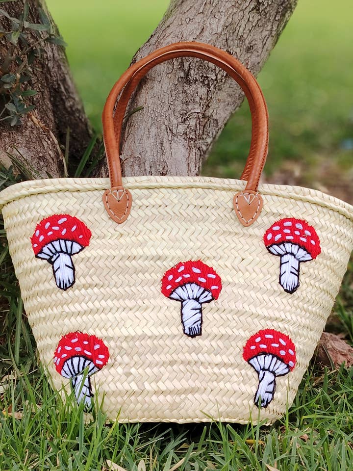 Håndvævet stråkurv med rød svampebroderi for engroshandel hos Twins Basket