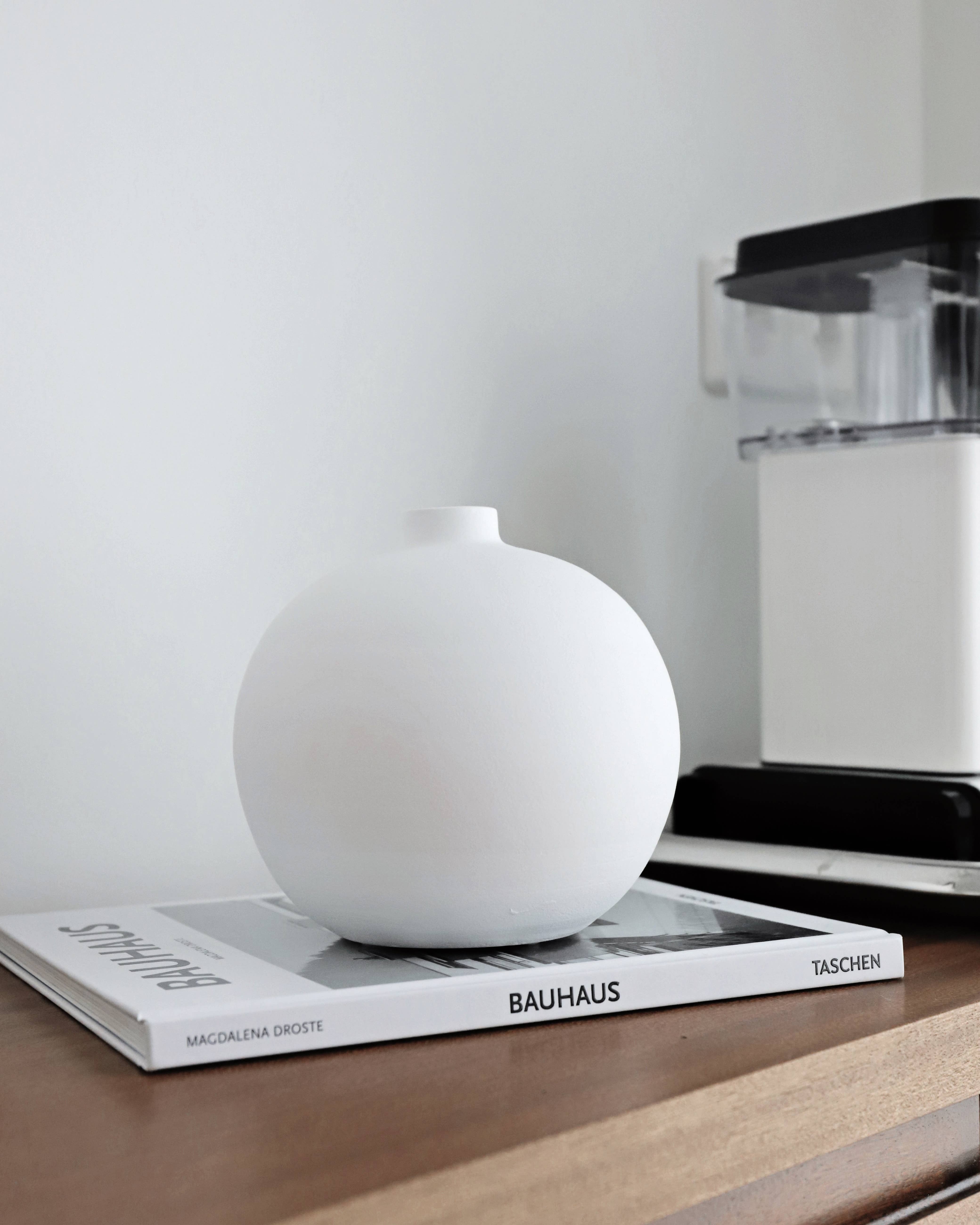Blanc 03 - White vase -  Minimalist home decor for wholesale on Faire1