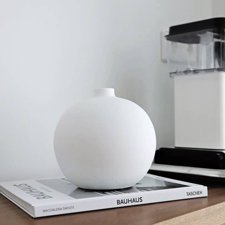 Blanc 03 - White vase - Minimalist home decor for wholesale on Faire1