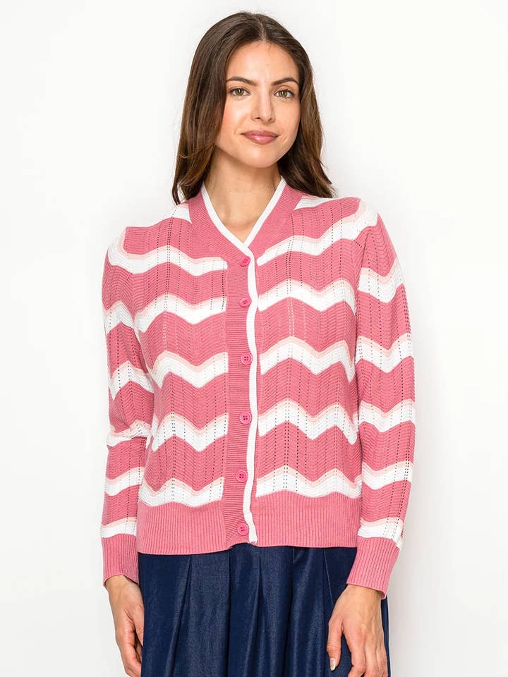 Cardigan boutonné en maille à chevrons rose pour la vente par Yal New York