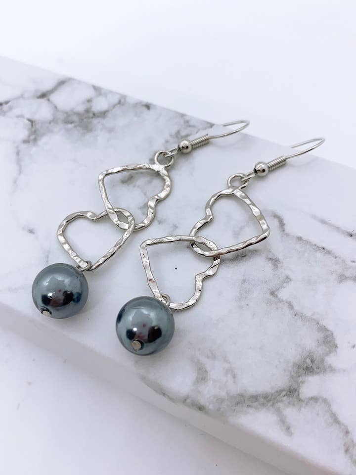 Double cœur : Boucle d'oreille Hamilton en argent avec perles de coquillage pour la vente par Anela's Jewelry