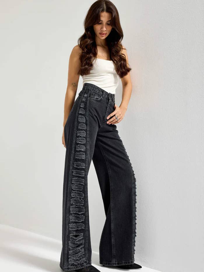 Jean flare délavé avec détail latéral en cristal étincelant pour la vente par DesignofBoho