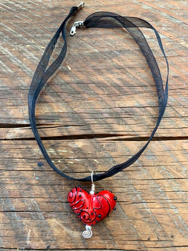 Pingente de coração vermelho rabisco por atacado de Annie Did It!