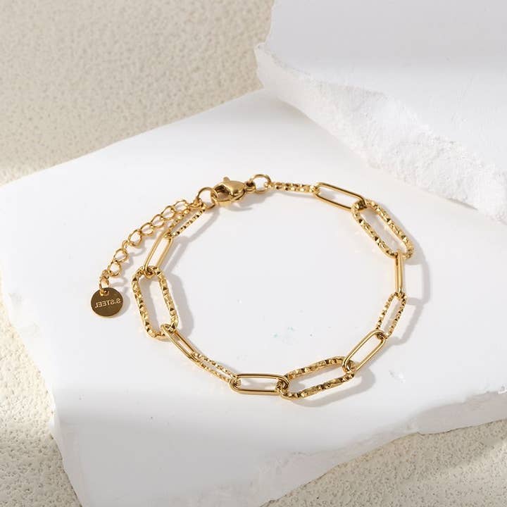 Eclat Paris - Wholesale Schakelarmband - Verstelbare gouden armband met langwerpige schakels met textuur