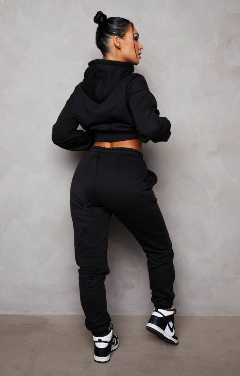 Femme Luxe - Vente Ensemble de vêtements d'intérieur – femme - Sweat à capuche court en polaire à manches longues et pantalon de jogging à revers noirs3