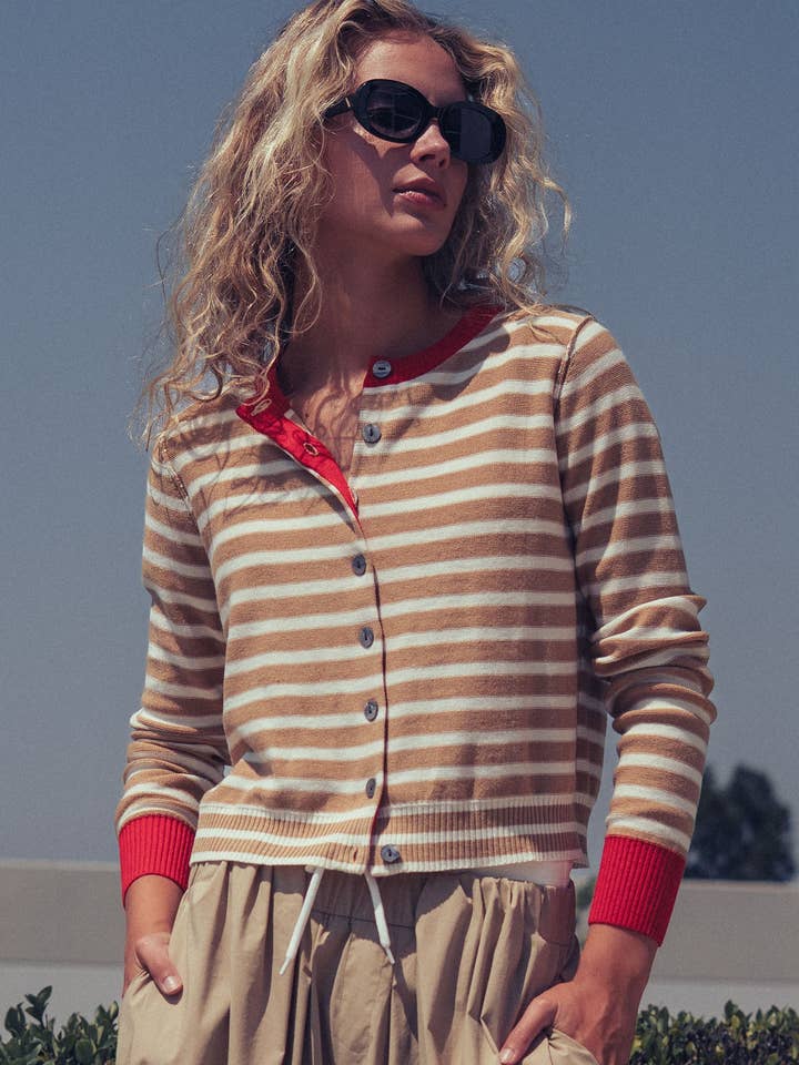 Haut en maille rayée avec boutons sur le devant pour la vente par Fashion Week