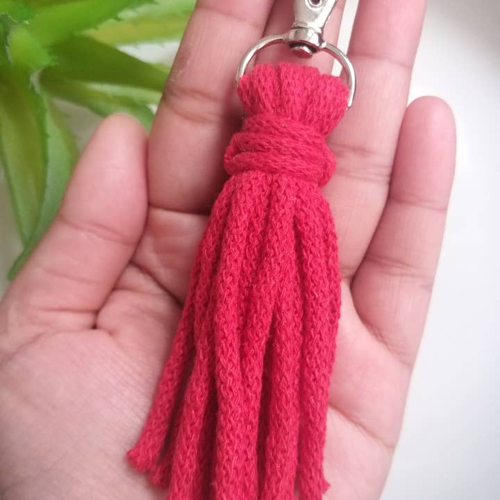 LLAVERO CON BORLA ROJA para venta al por mayor de ARTESANIA