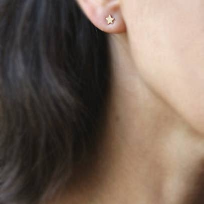 Nicht übereinstimmende Ohrstecker aus 14-karätigem Gold für den Großhandel von Michelle Chang