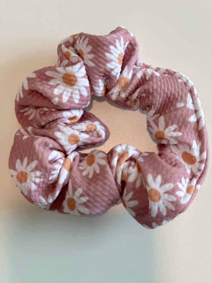 Daisy Scrunchie Rosa por atacado de Clove Boutique