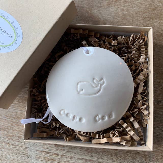 Ornement en céramique personnalisé Baleine | Poterie artisanale pour la vente par Chrissy Ann Ceramics