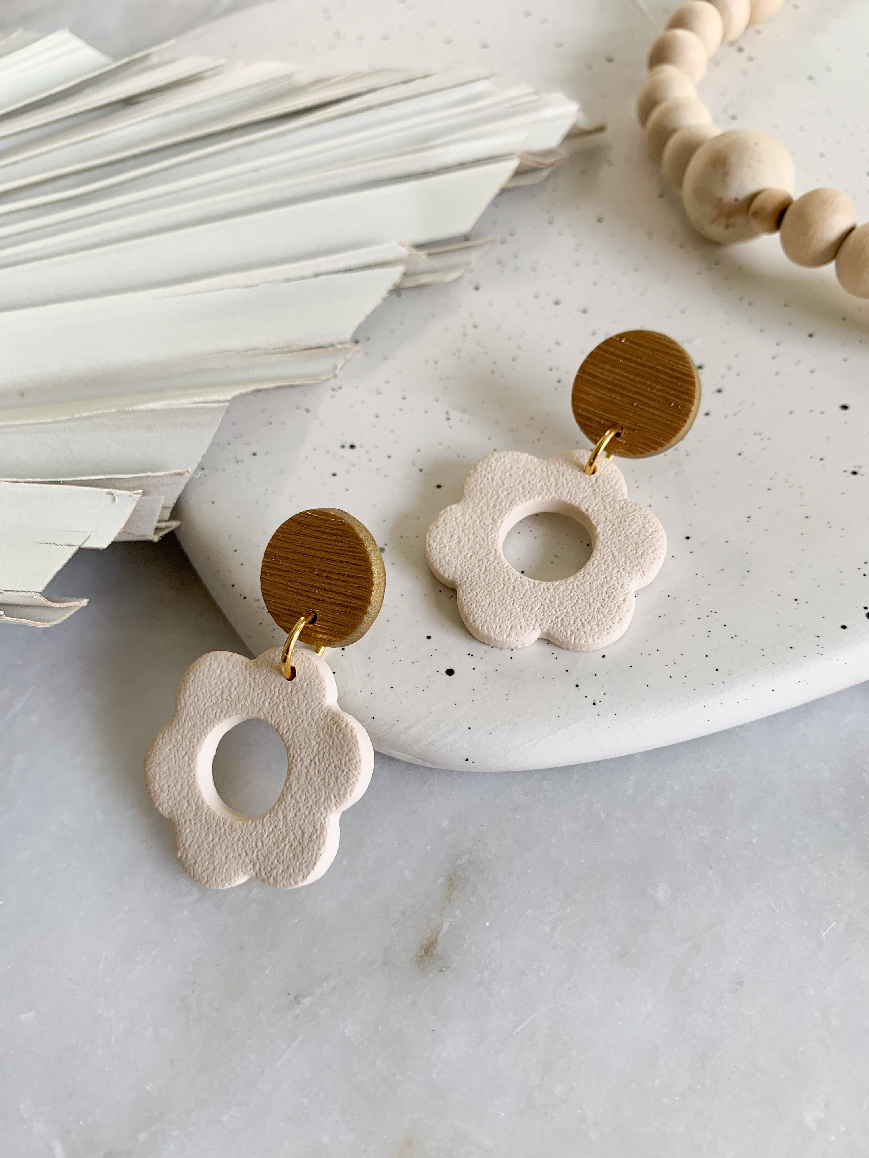 Lotus of clay – wholesale Hängande örhängen – Daisy lera Dingla Örhängen3