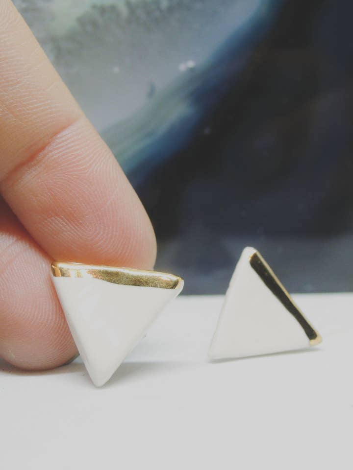 Puces d'oreilles dorées triangulaires pour la vente par Gloria Faye