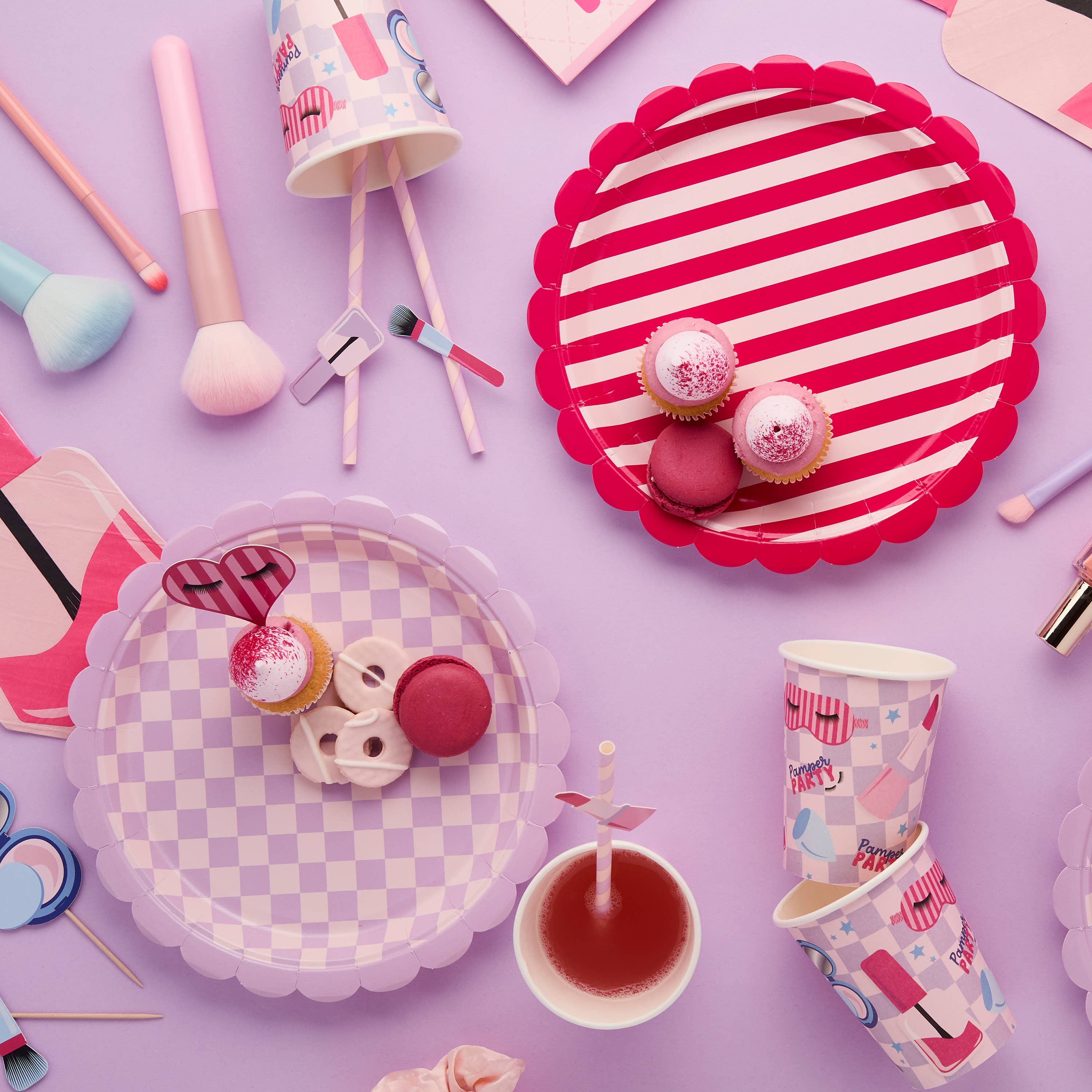 Hootyballoo by Club Green – wholesale Disposable plate – Checkerboard and Striped Paper Plates - Pack of 8 1