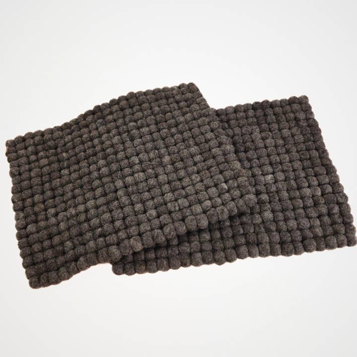 Feltiful – Großhandel Platzdeckchen – Braune Pom Pom Moderne Filz-Tischsets. 43x33 cm