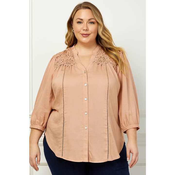 BLUS I PLUSSTORLEK MED LINNE OCH SPETSDESIGN för wholesale av Winslow Collection