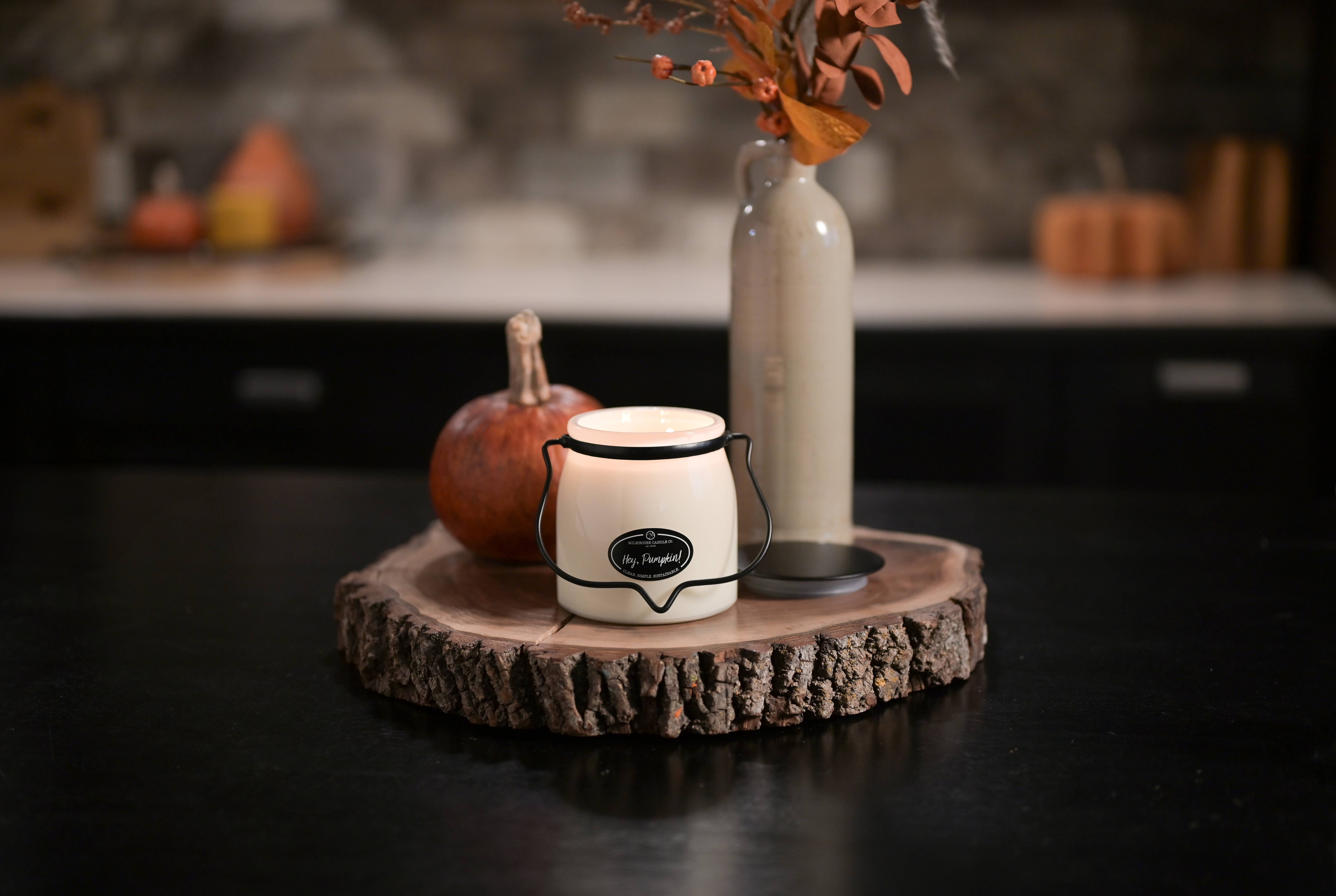 Milkhouse Candle Company - Vente Bougie en bocal - Bougie en pot de beurre de 16 oz : Hé, Citrouille !1