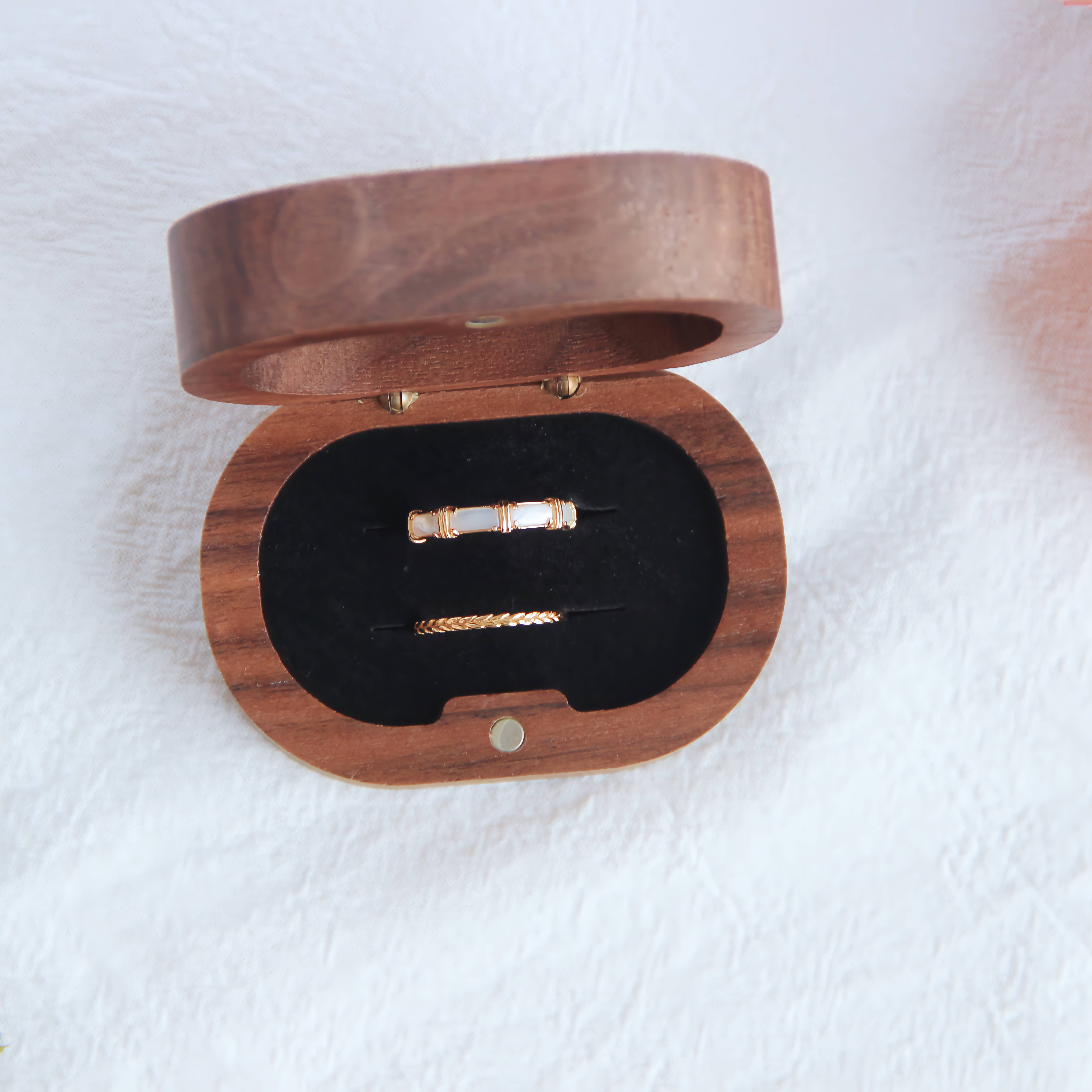 Logo Pouch – wholesale Smyckeskrin och organisatörer – Oval ringask i valnöt med minimalistisk design och plats för två ringar2